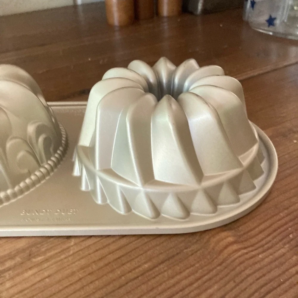 Williams Sonoma Gold Bundt Pan